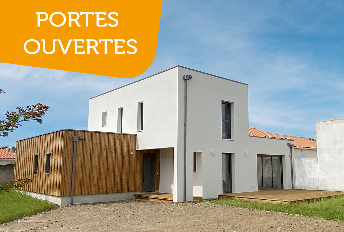 Maison contemporaine à ossature bois et bardage. Enduit blanc, terrasse bois. Modèle sur mesure. Portes ouvertes.